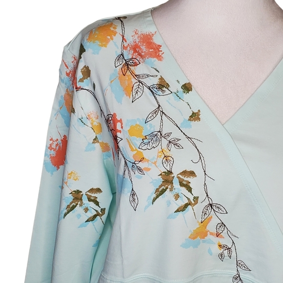 J Jill Trailing Vines Cross Over Top, Light Blue 3/4 Length Sleeves V-neck Sz L - Picture 3 of 7